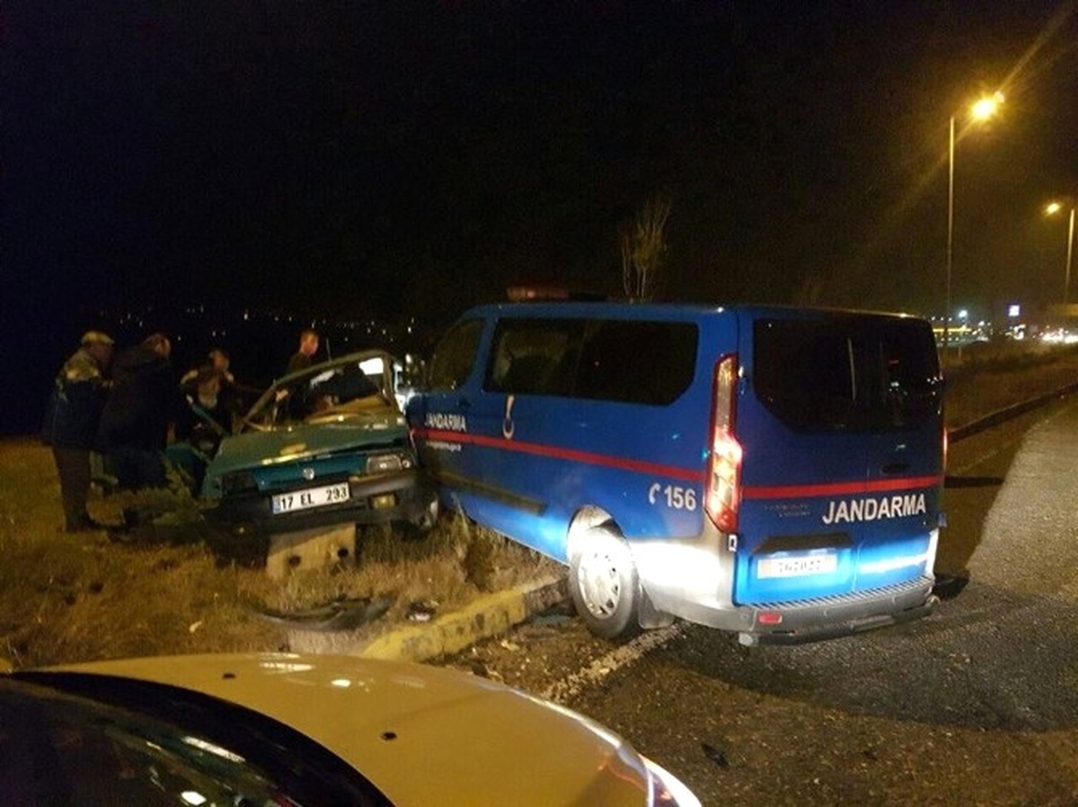 Jandarma Minibüsü ile Otomobil Çarpıştı: 7 Yaralı