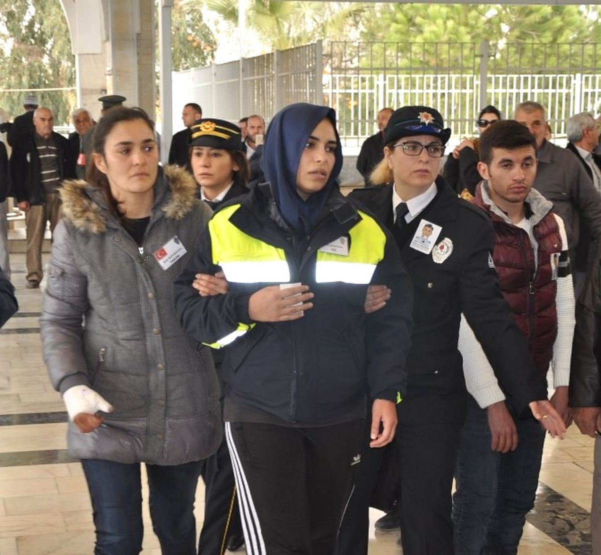 Karnında Bebeği, Üstünde Üniforması ile Şehidini Uğurladı
