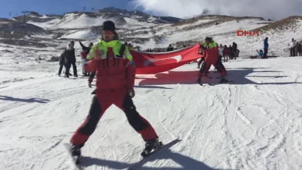 Kayseri - Erciyes Dağında Şehitler Için Bayraklı Kayaklı Saygı Inişi