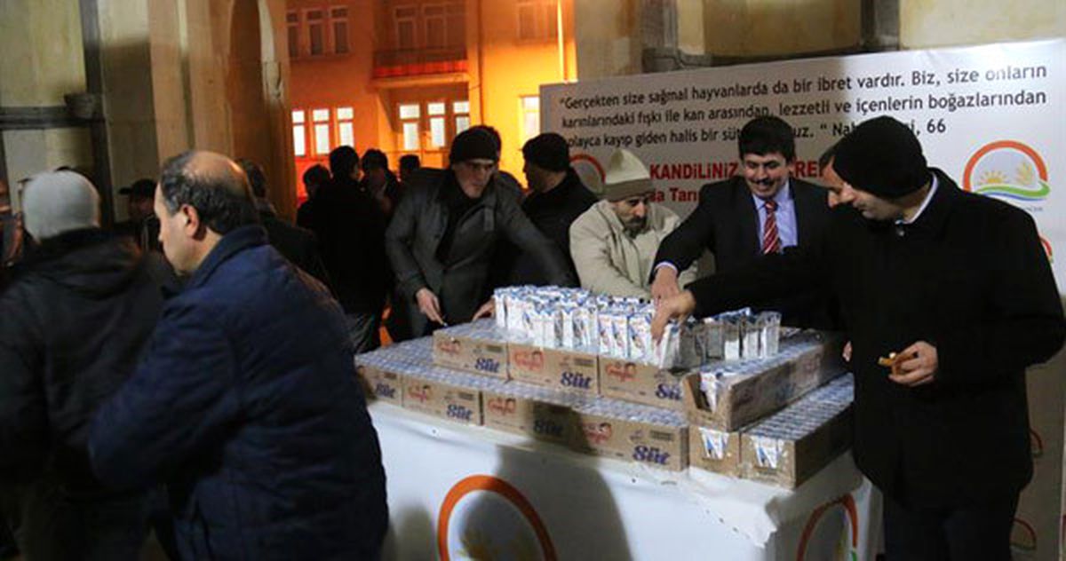 Kırşehir\'de Cemaate Süt Dağıtıldı