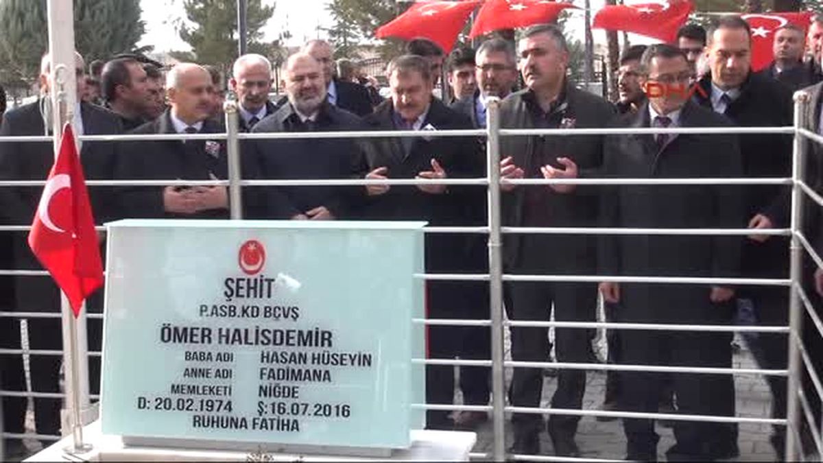Niğde Bakan Eroğlu, Ömer Halisdemir\'in Kabrini Ziyaret Etti