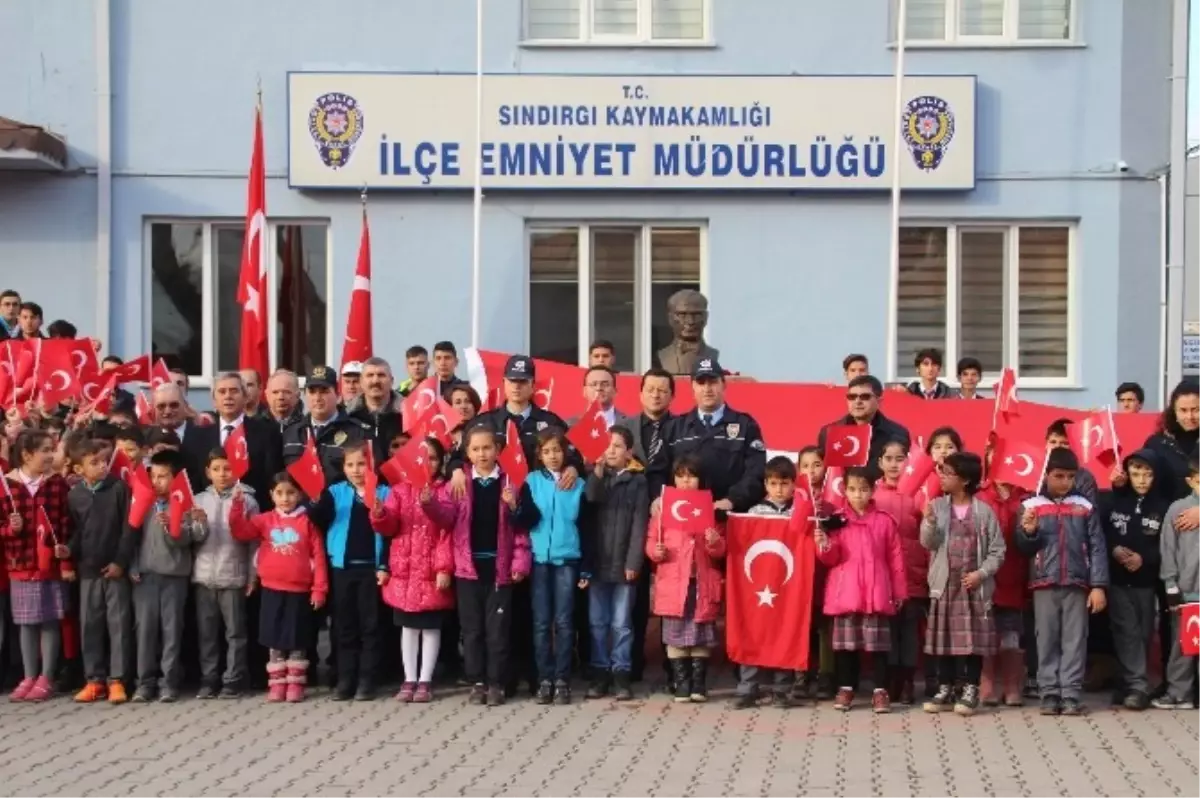 Öğretmen ve Öğrenciler Polisin Yanında