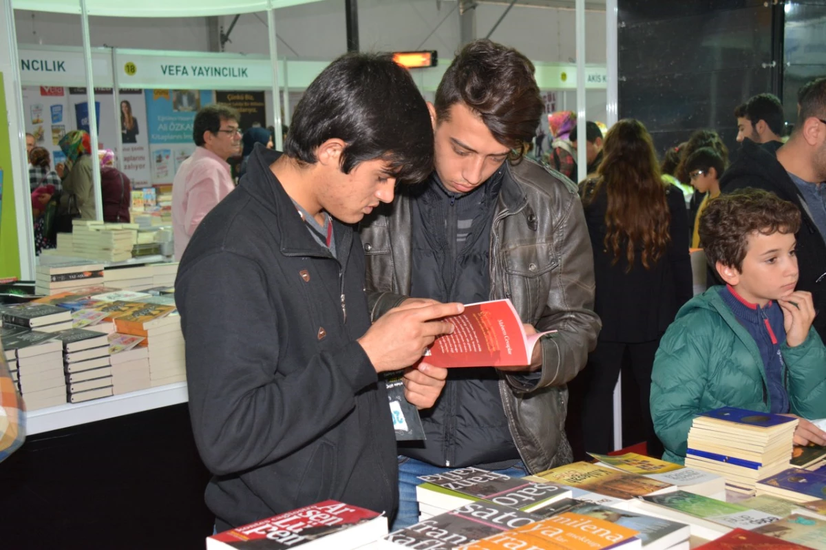 Osmaniye Belediyesi 1.Kitap Fuarı Devam Ediyor