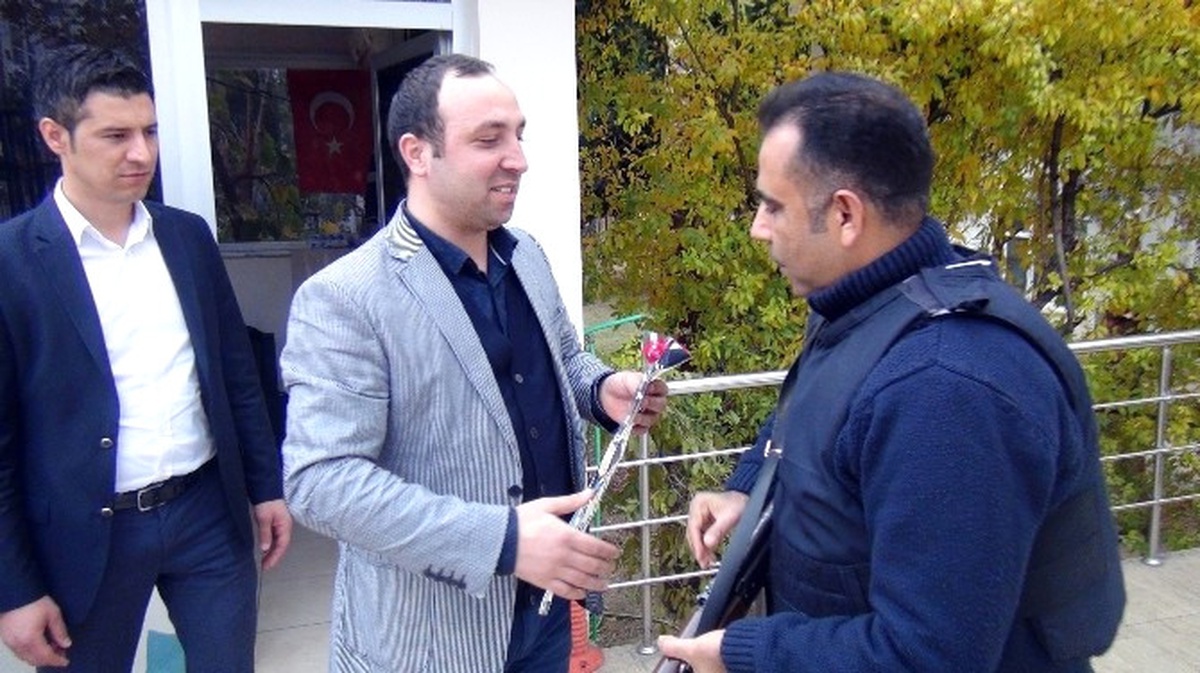 Gençler Polise Karanfil Verip Sarıldı