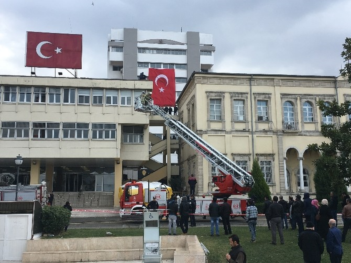 Polis İntihar Girişimini Engelledi