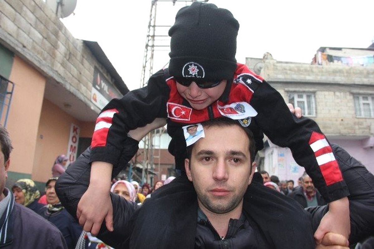 Şehit Ağabeyini Selam Durarak Son Yolculuğuna Uğurladı
