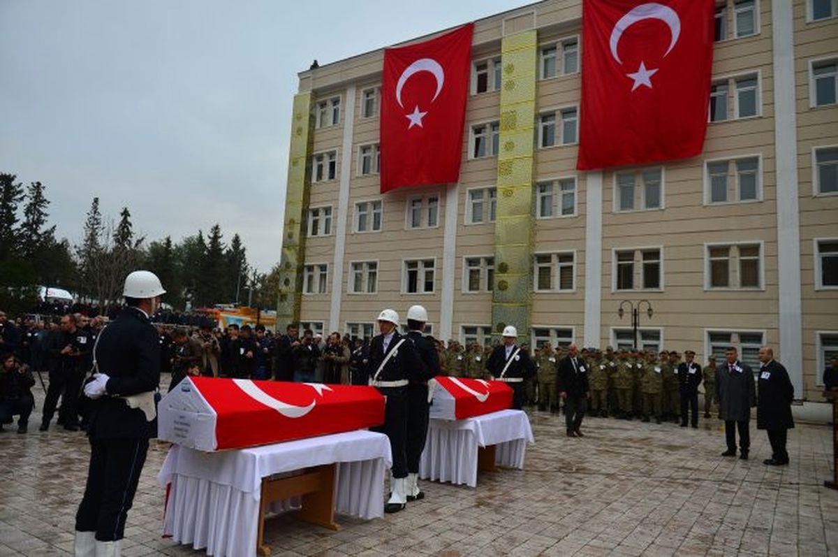 Şehit Polis Memurları Çiçek ve Taş Son Yolculuklarına Uğurlandı (2)