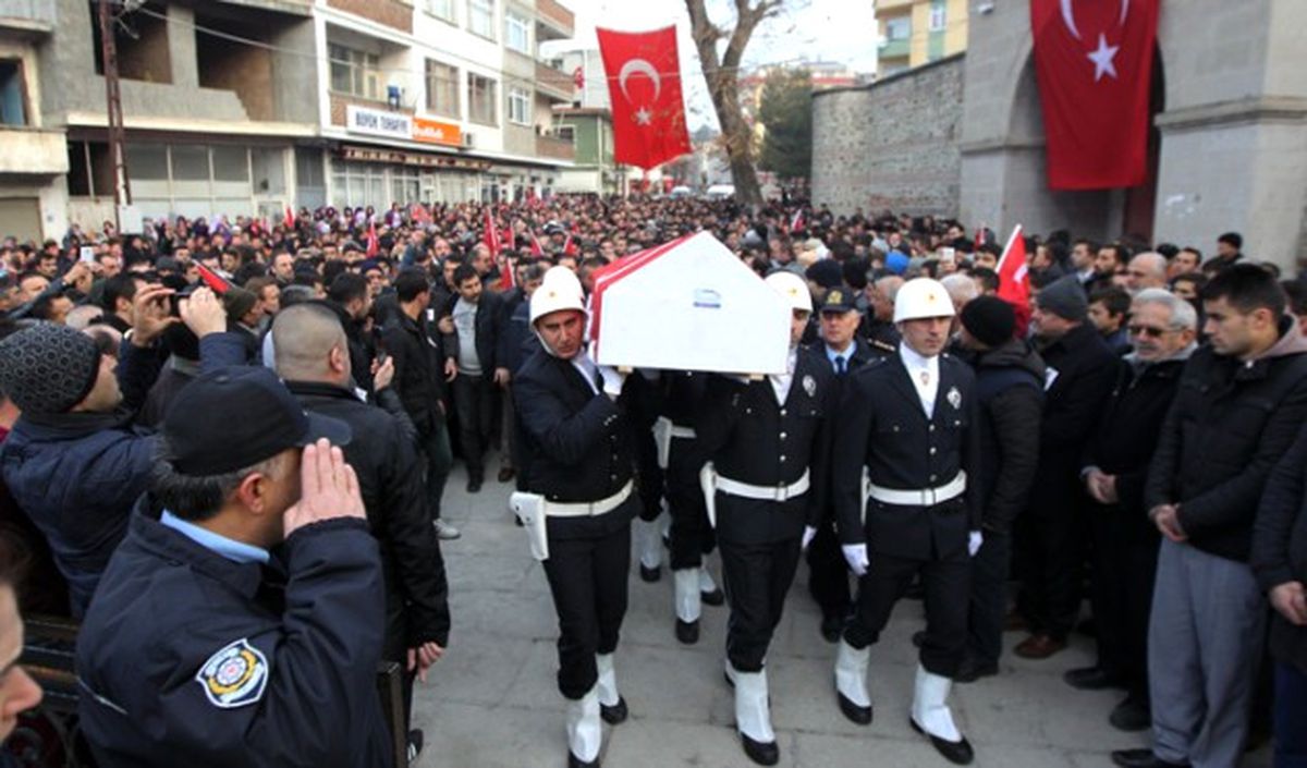 Şehit Polisi 10 Bin Kişi Uğurladı