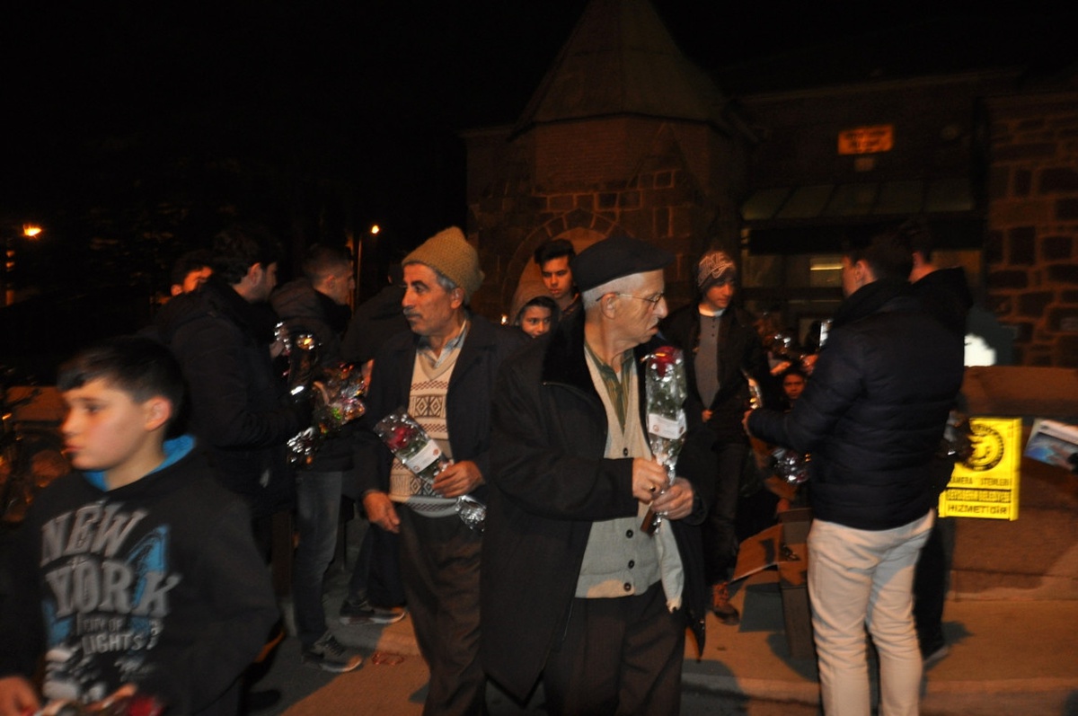 Seydişehir Belediyesinden Mevlit Kandilin\'de Süt Ve Gül Kitap İkramı