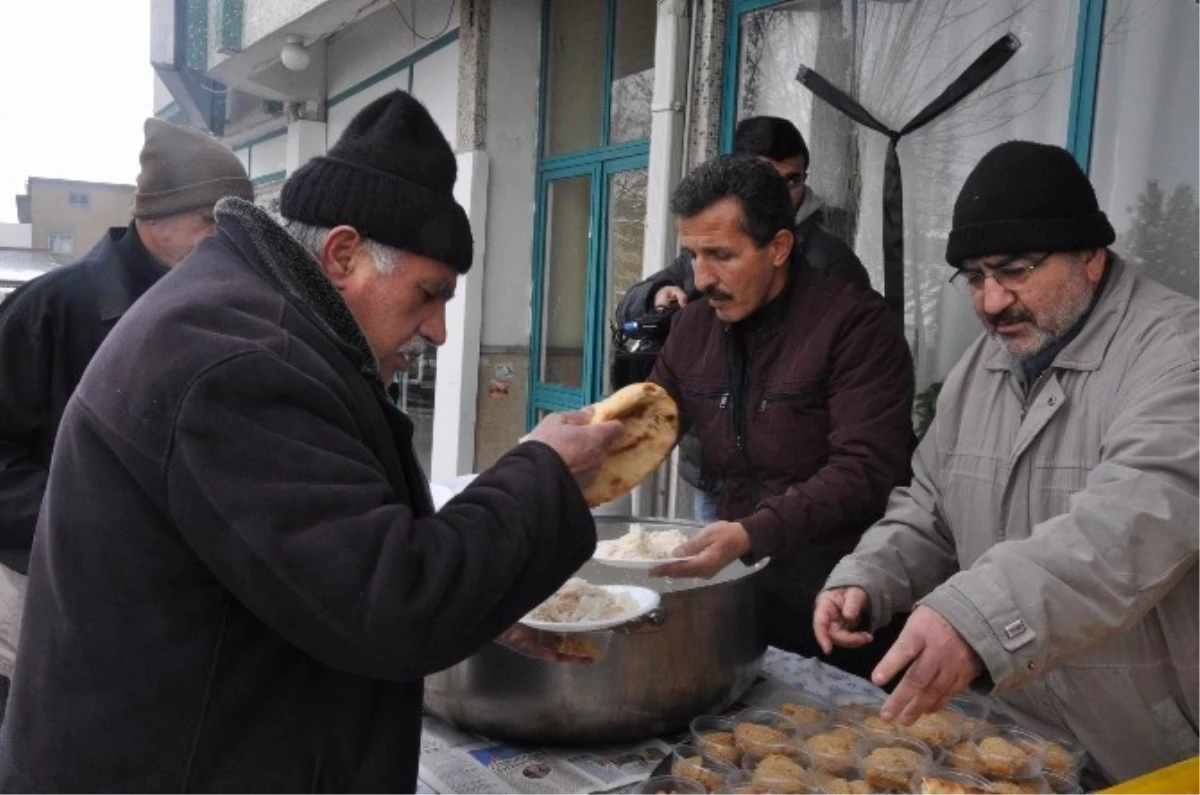 Sivas\'ta Bin Kişilik Yemek Dağıtıldı