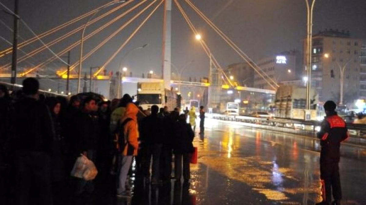 Şüpheli Çantadan Salça Çıktı