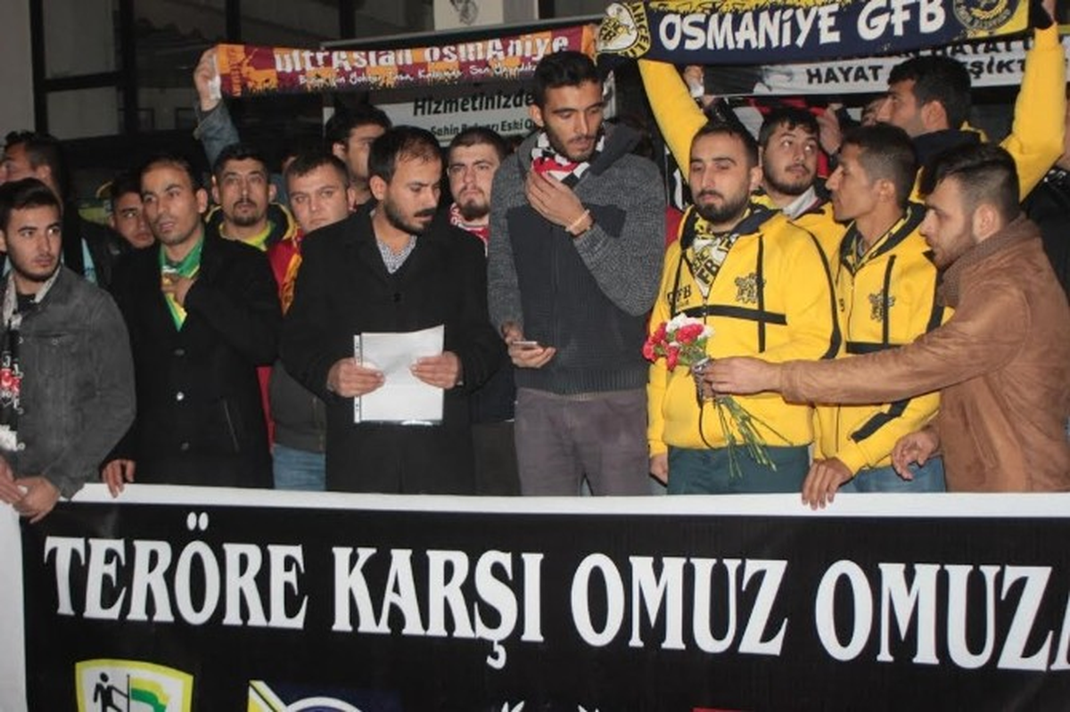 Taraftar Grupları Teröre Karşı Beraber Yürüdü