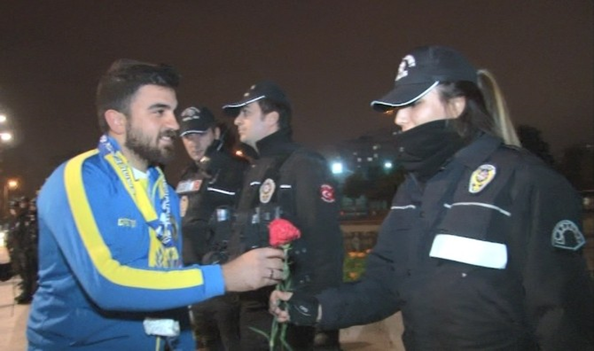 Taraftarlar, Çevik Kuvvet Polislerine Çiçek Verip Sarıldı