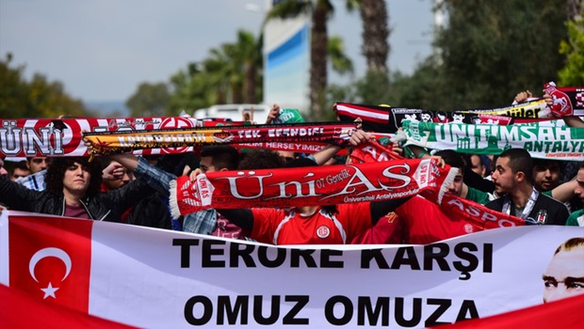 Taraftarlardan Terörü Protesto Yürüyüşü -1