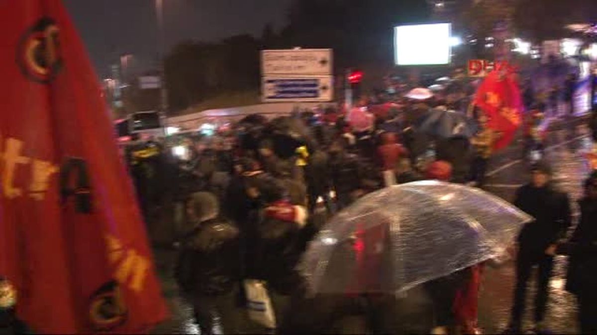Taraftarlardan Terörü Protesto Yürüyüşü