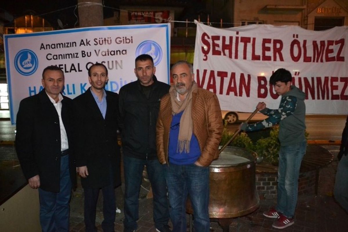 Terör Saldırısına Süt ve Türk Bayrağı Dağıtarak Tepki Gösterdiler
