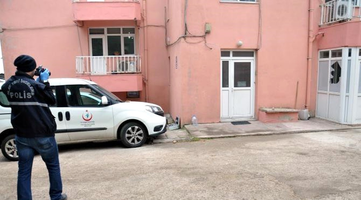 Toplum Sağlığı Merkezi\'nin Camlarını Kırıp, Aracına Zarar Verdiler