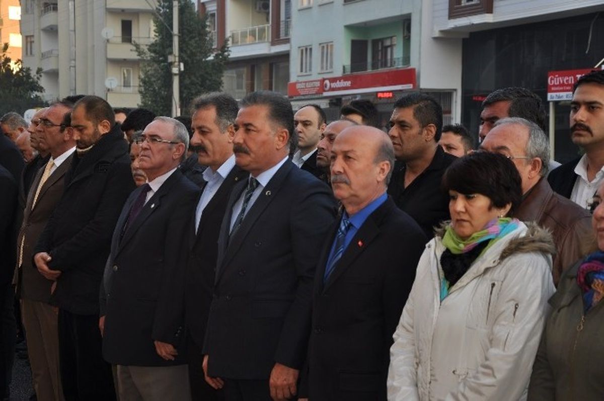 Toroslar Belediyesi\'nde Şehitler İçin Saygı Duruşu