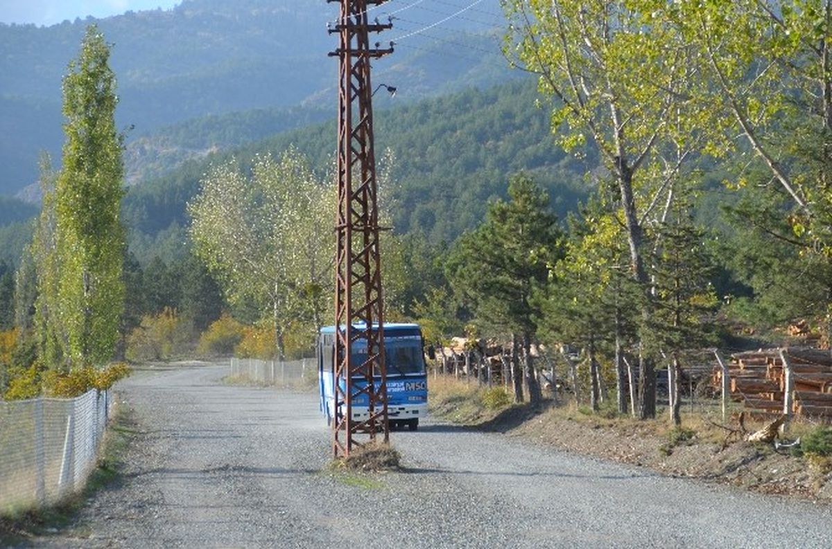 Tosya\'da Yol Ortasında Kalan Elektrik Direği Kaldırıldı