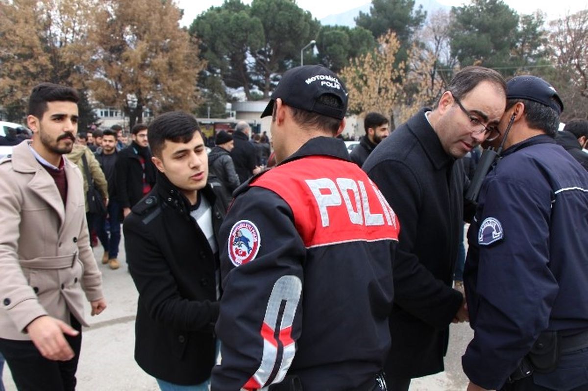Üniversiteliler Polisin Acısını Paylaştı