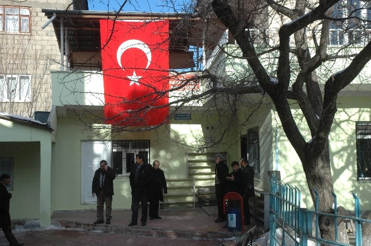 Vanlı Şehidin Ailesi Taziyeleri Kabul Etmeye Başladı