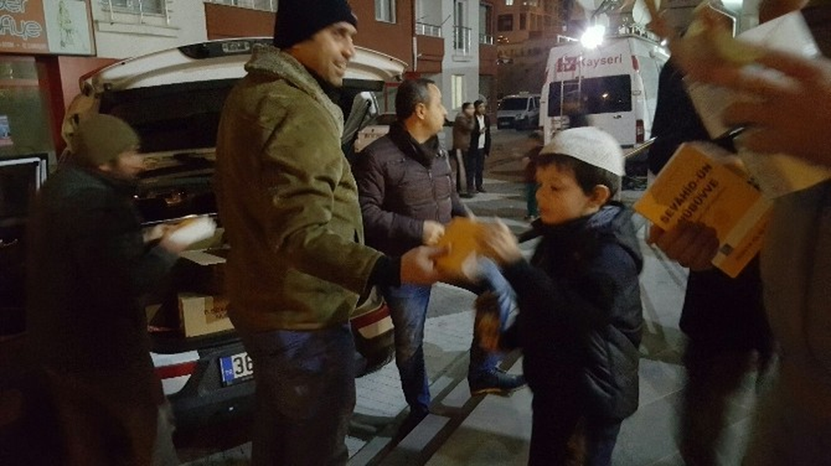 Vefa Derneği Mevlit Kandili\'nde 6 Bin Kitap Dağıttı