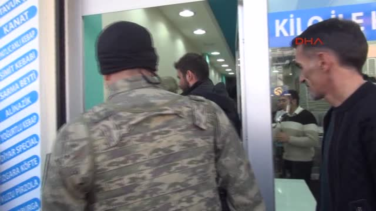 Yüksekova - Tuğgeneral Tokel, Yüksekova\'da Esnafı Ziyaret Etti