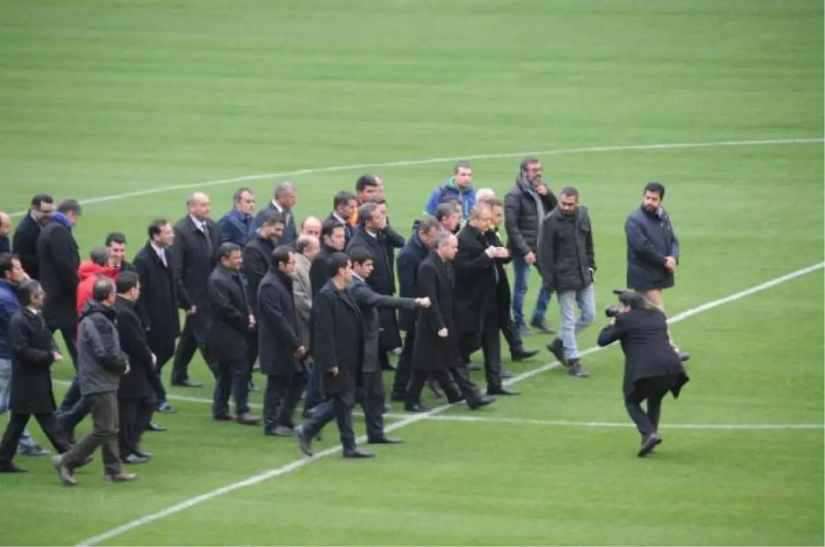 Bakan Kılıç, Akyazı Stadı\'nda İncelemelerde Bulundu