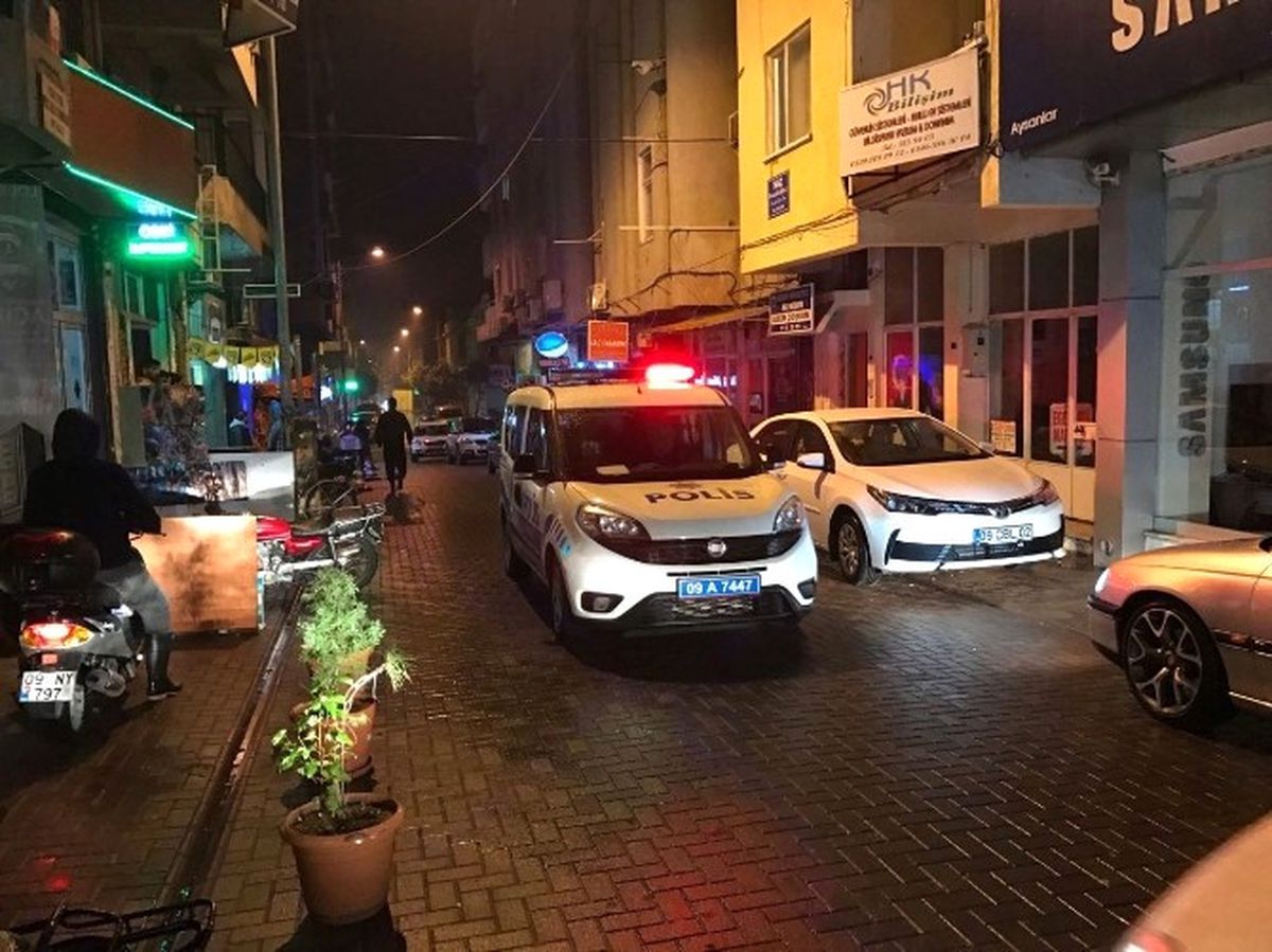 Bar\'da Bıçaklı Kavga: 1\'i Polis 3 Yaralı