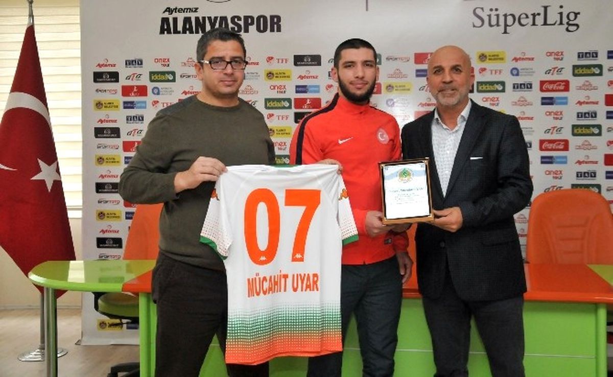 Çavuşoğlu\'ndan Başarılı Sporcuya Teşekkür Plaketi