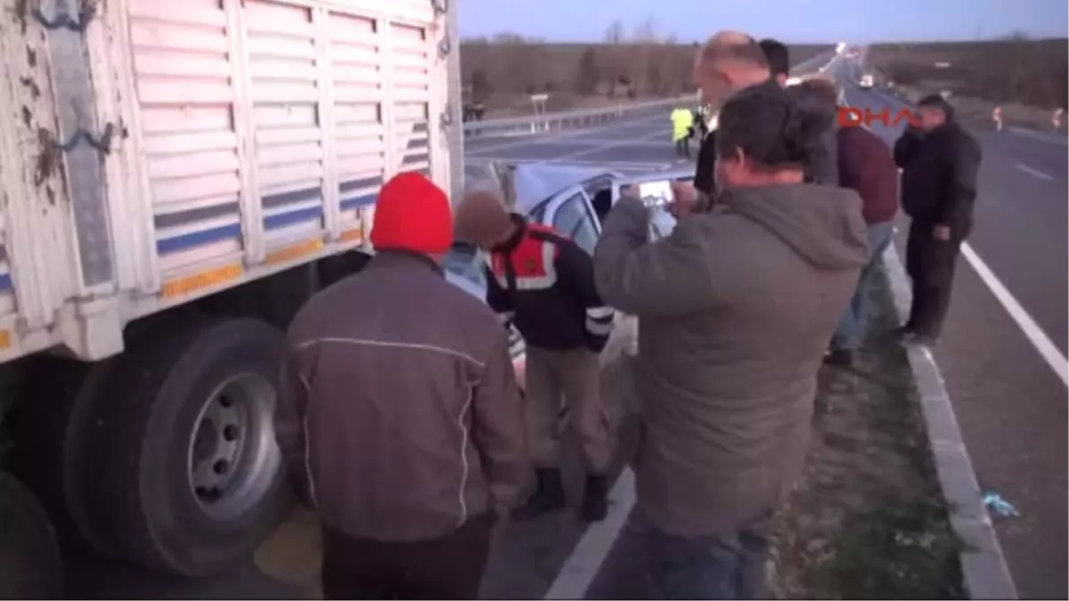 Edirne Kamyona Çarpan Otomobil Hurdaya Döndü: 1 Yaralı