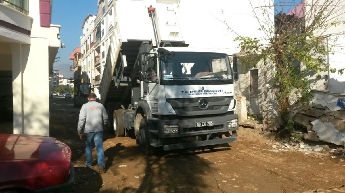 Efeler\'de Girne Mahallesi 2160 Sokak Yenileniyor