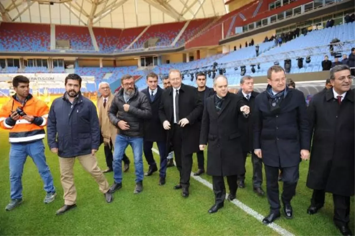 Gençlik ve Spor Bakanı Kılıç, Akyazı Stadı\'nda İncelemelerde Bulundu