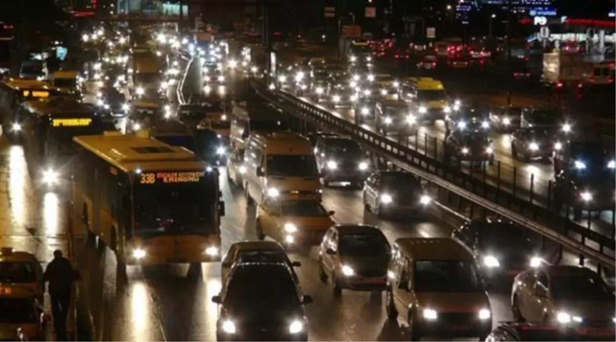 İstanbul\'da Trafik Durma Noktasına Geldi