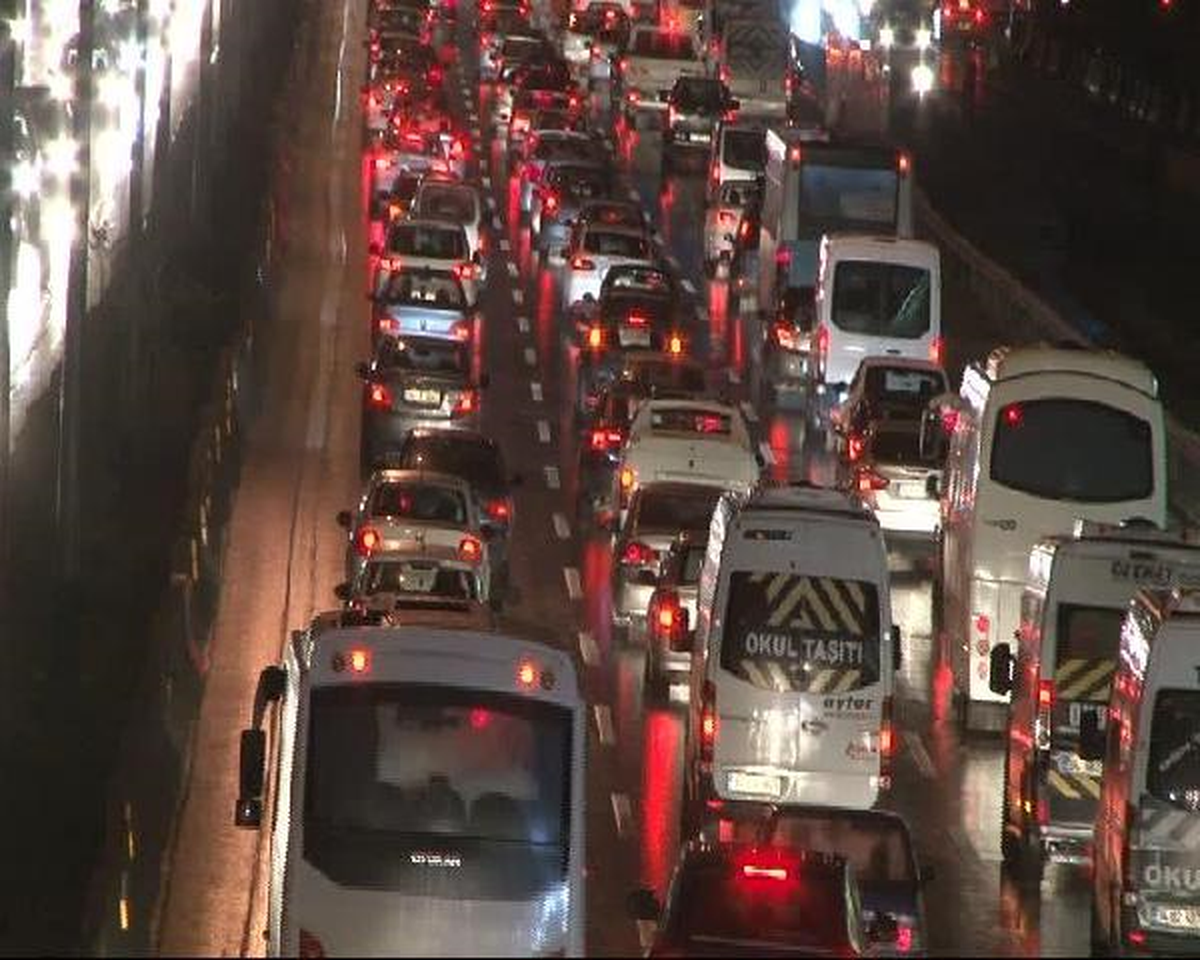 İstanbul\'da Trafik Durma Noktasına Geldi