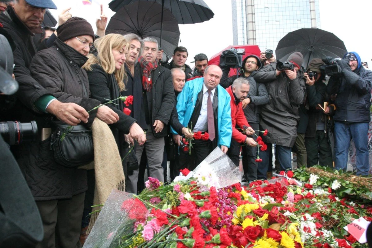 Beyoğlu Belediye Başkanı Demircan ve EGD Üyeleri Şehitler Tepesi\'ne Karanfil Bıraktı