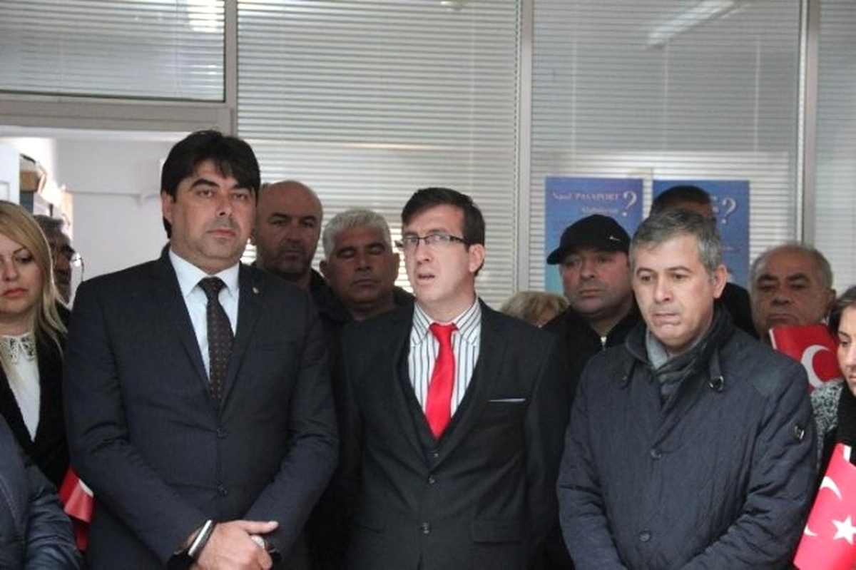 İzmir\'de MHP ve CHP\'den Polislere Taziye Ziyareti