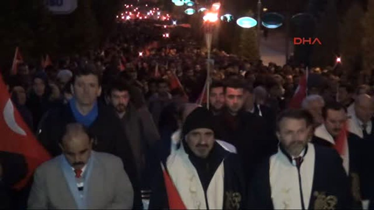 Karabük Üniversitesi\'nde 5 Bin Kişiyle \'Teröre Lanet\' Yürüyüşü