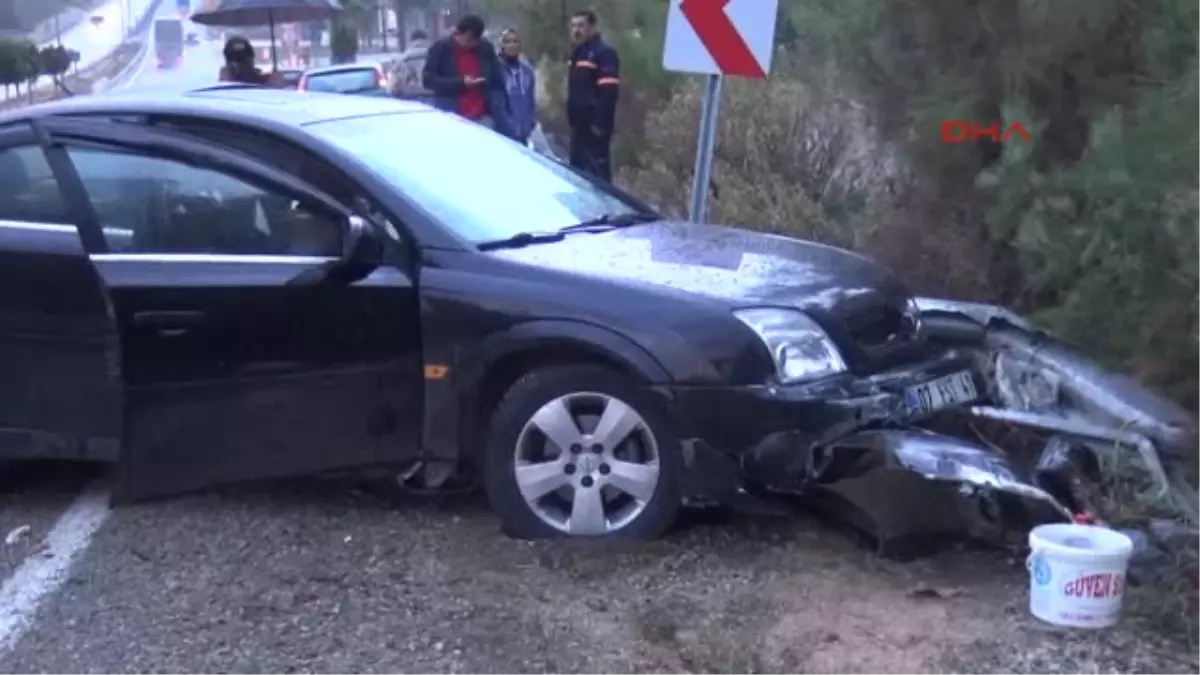 Kemer Otomobil Bariyerlere Çarptı