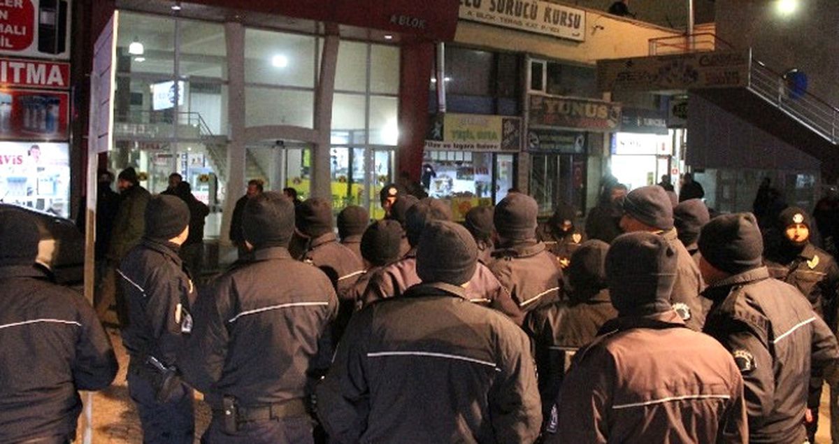 Konya\'da Tehlikeli Gerginlik! HDP Binasına Saldırdılar