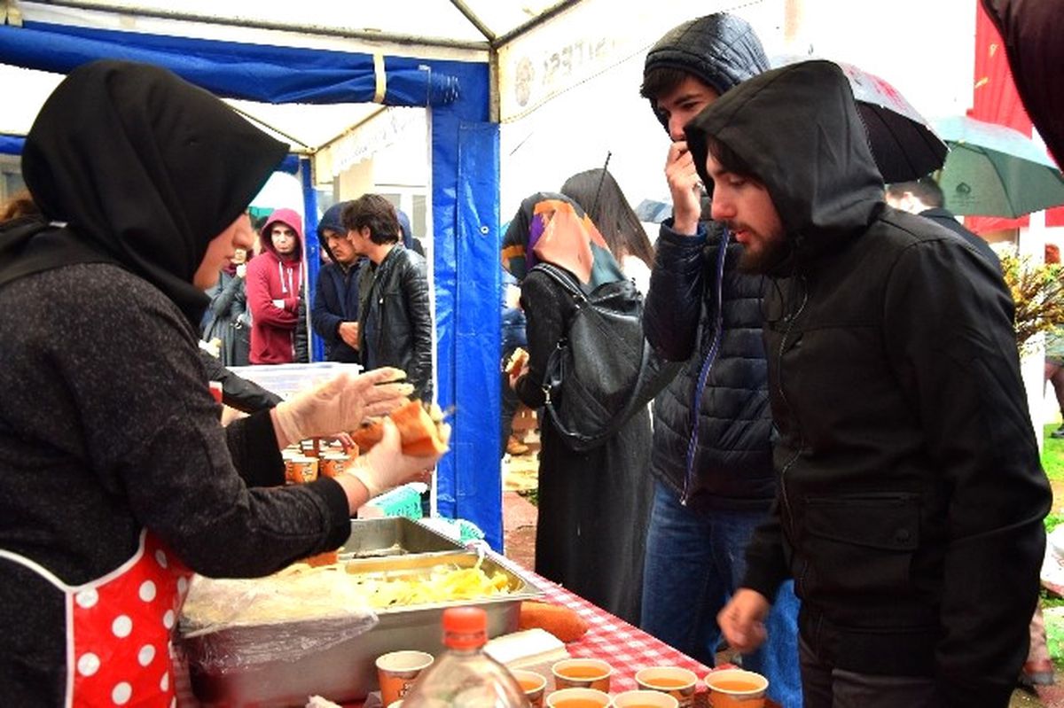 Öğrenciler Yağmura Aldırmadan Hamsinin Keyfini Çıkardılar