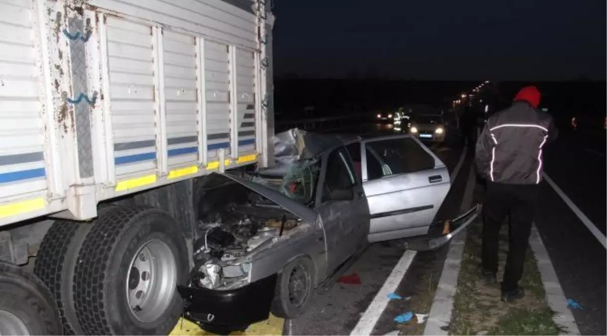 Otomobil, Kamyona Çarptı: 1 Yaralı