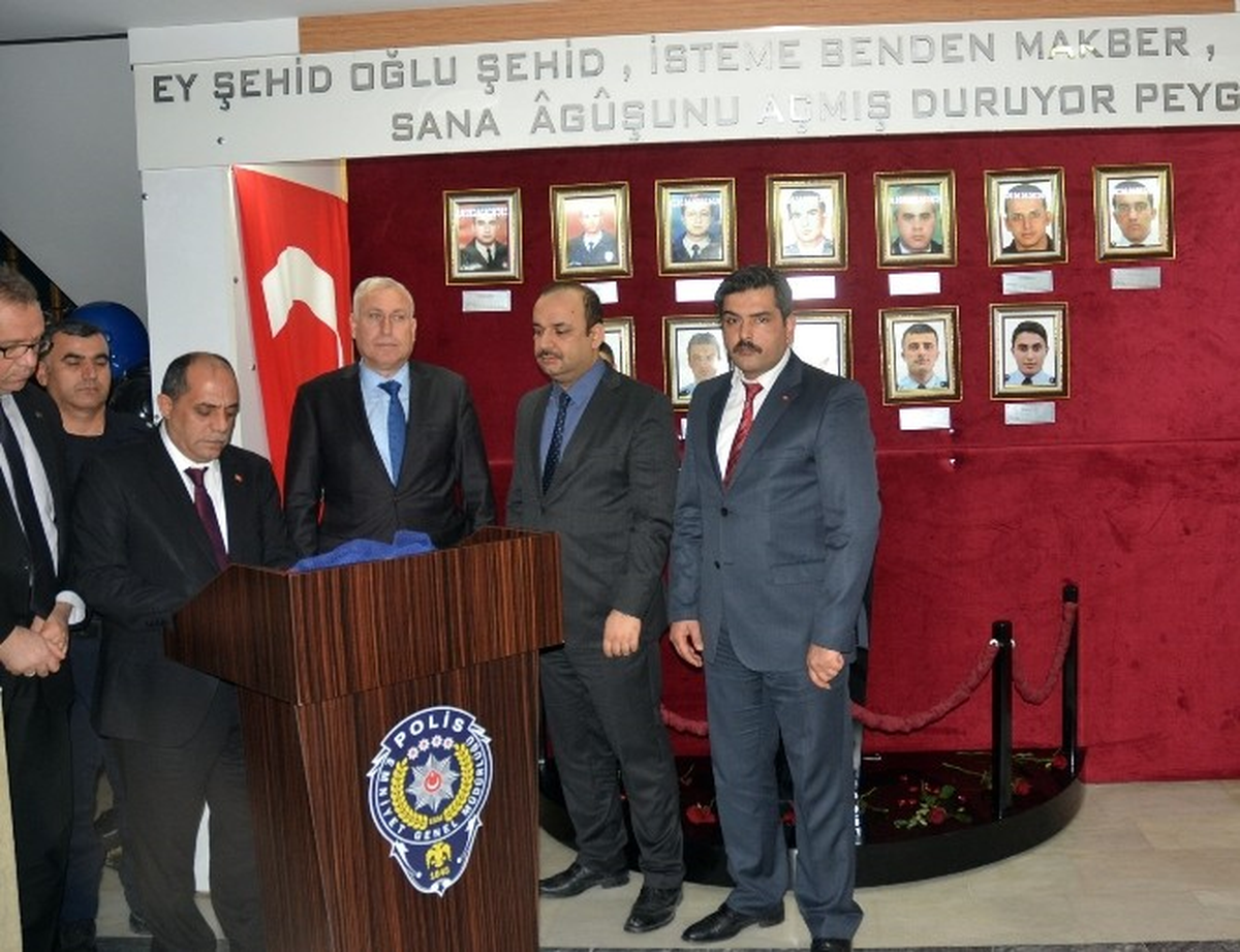 Sağlık Kurumları Şehitlik Köşesine Gül Bıraktı