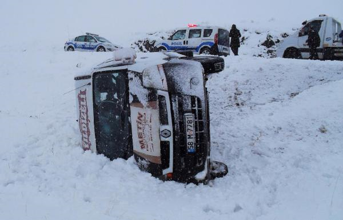 Sivas\'ta Öğrenci Minibüsü Şarompole Devrildi: 12 Yaralı