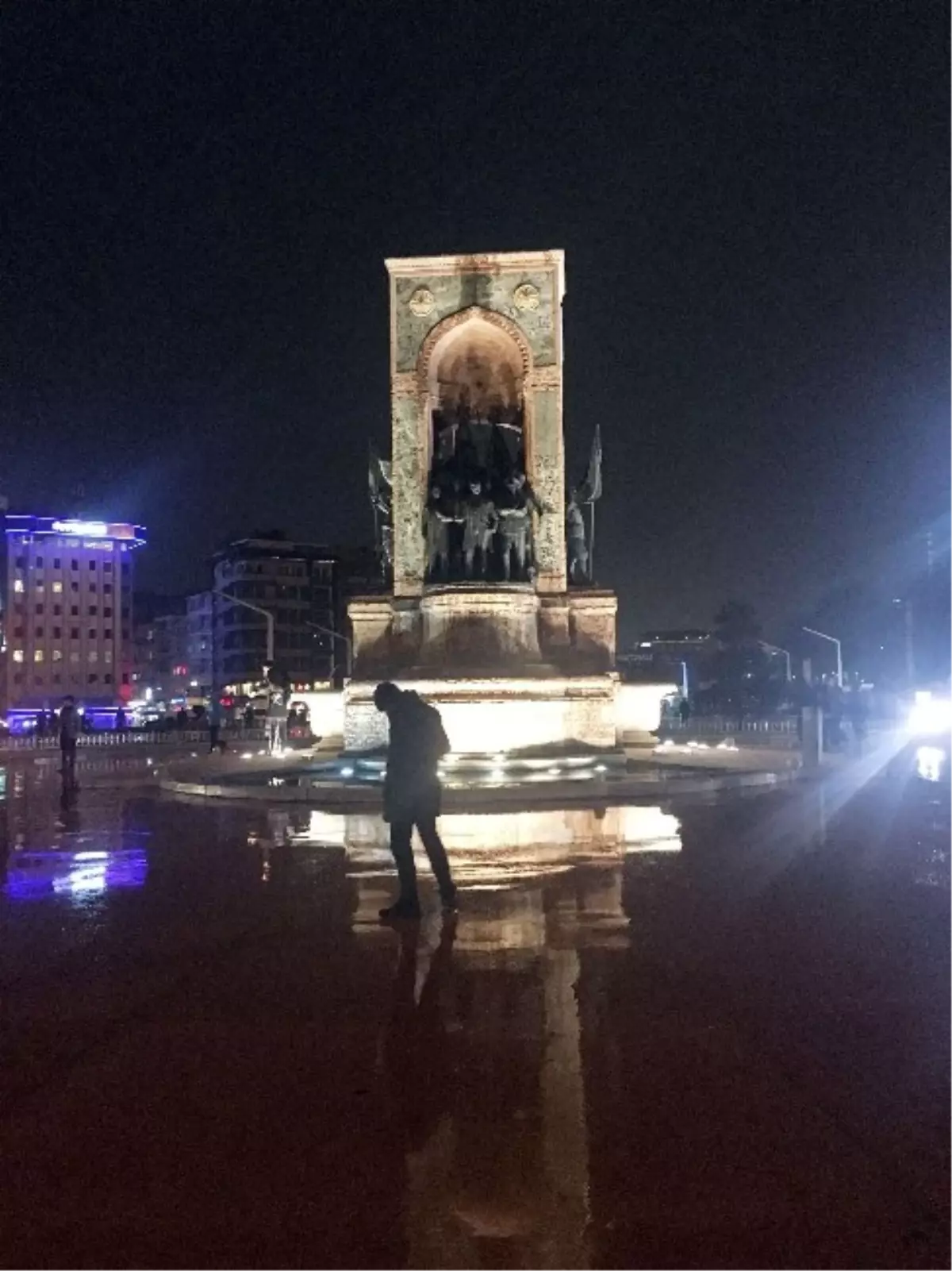 Taksim Meydanı\'nda Kar Yağışı Etkili Oluyor