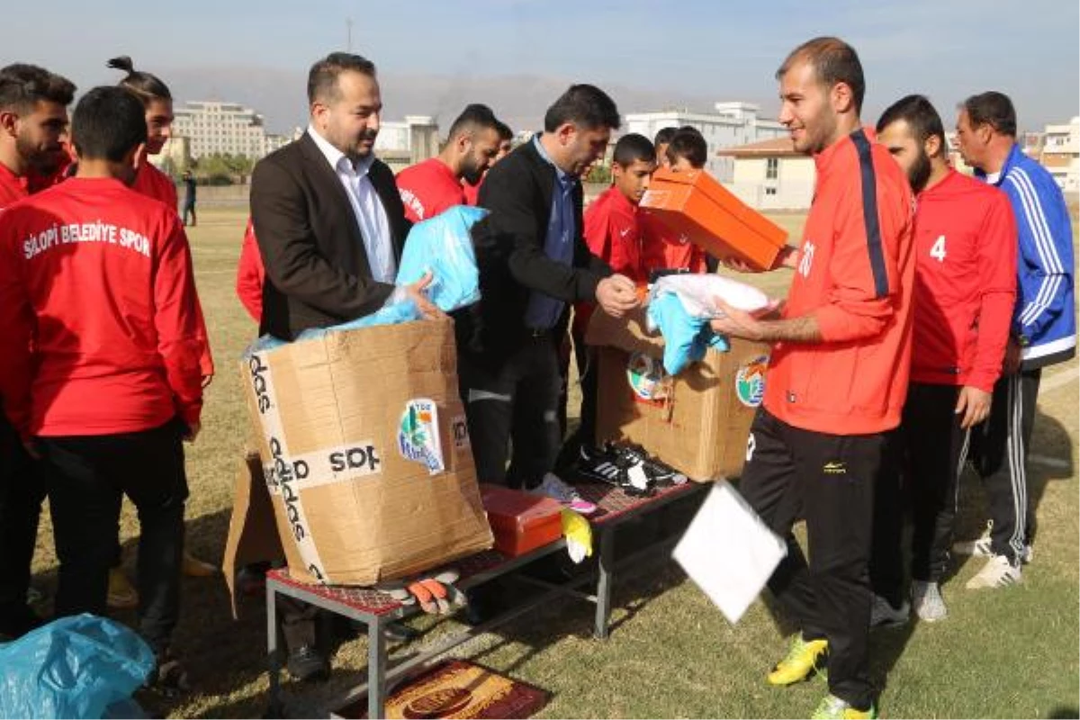 Tuzla Belediyesi\'nden Silopi\'deki Amatör Spor Takımına Malzeme Yardımı