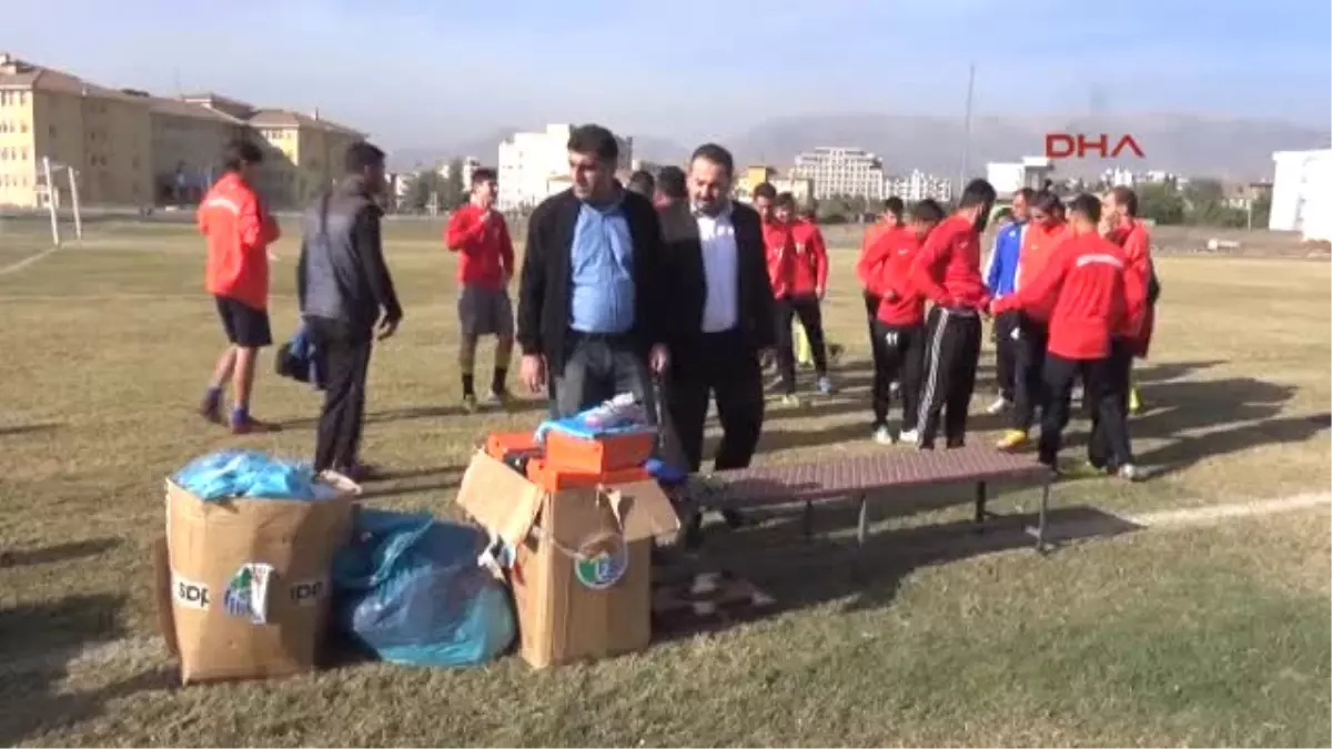 Tuzla Belediyesi\'nden Silopi\'deki Amatör Spor Takımına Malzeme Yardımı