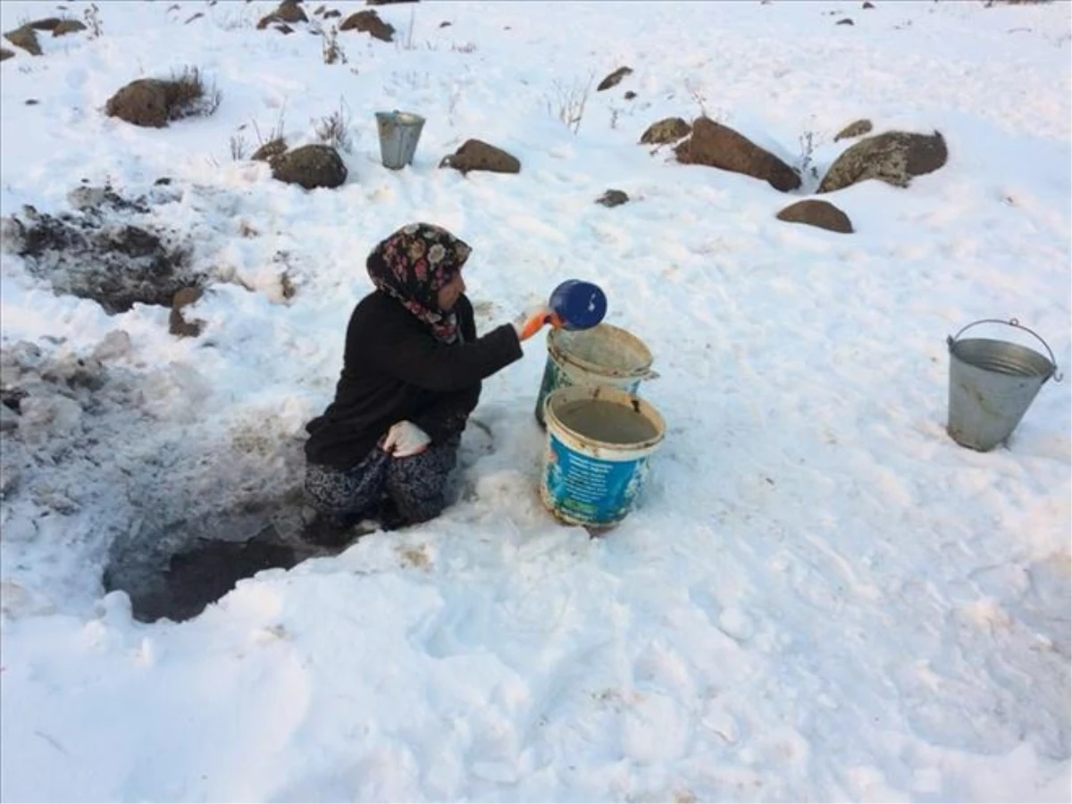 Utandıran Manzara! Ardahan\'da Köylüler Buz Kırarak Su Arıyor