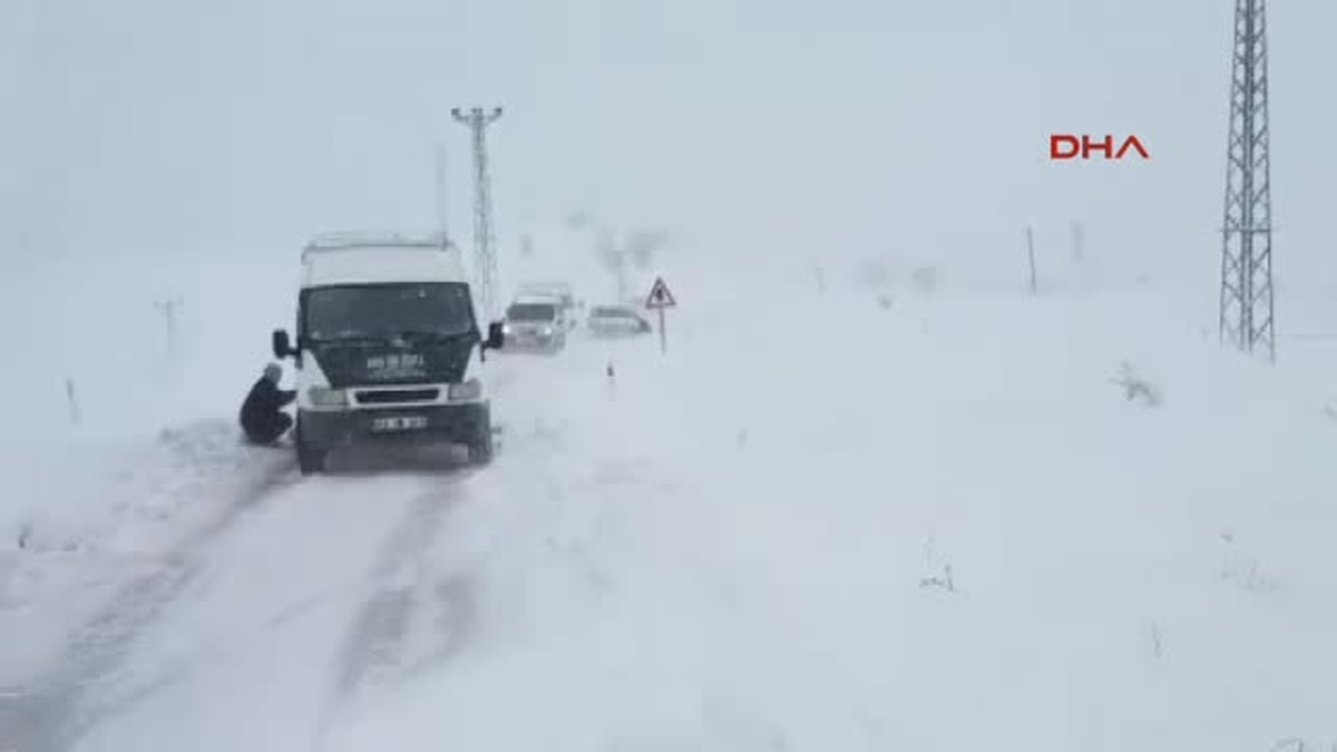 Adıyaman Sincik\'te Karda Mahsur Kalan Araçlar Kurtarıldı