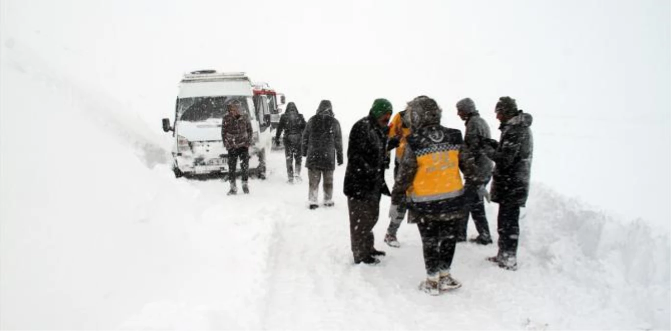 Ağrı\'da Mahsur Kalan Yolcular Paletli Ambulansla Kurtarıldı